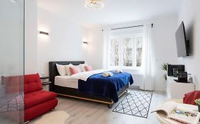 Lux Nest II City Apartment Urban Stay